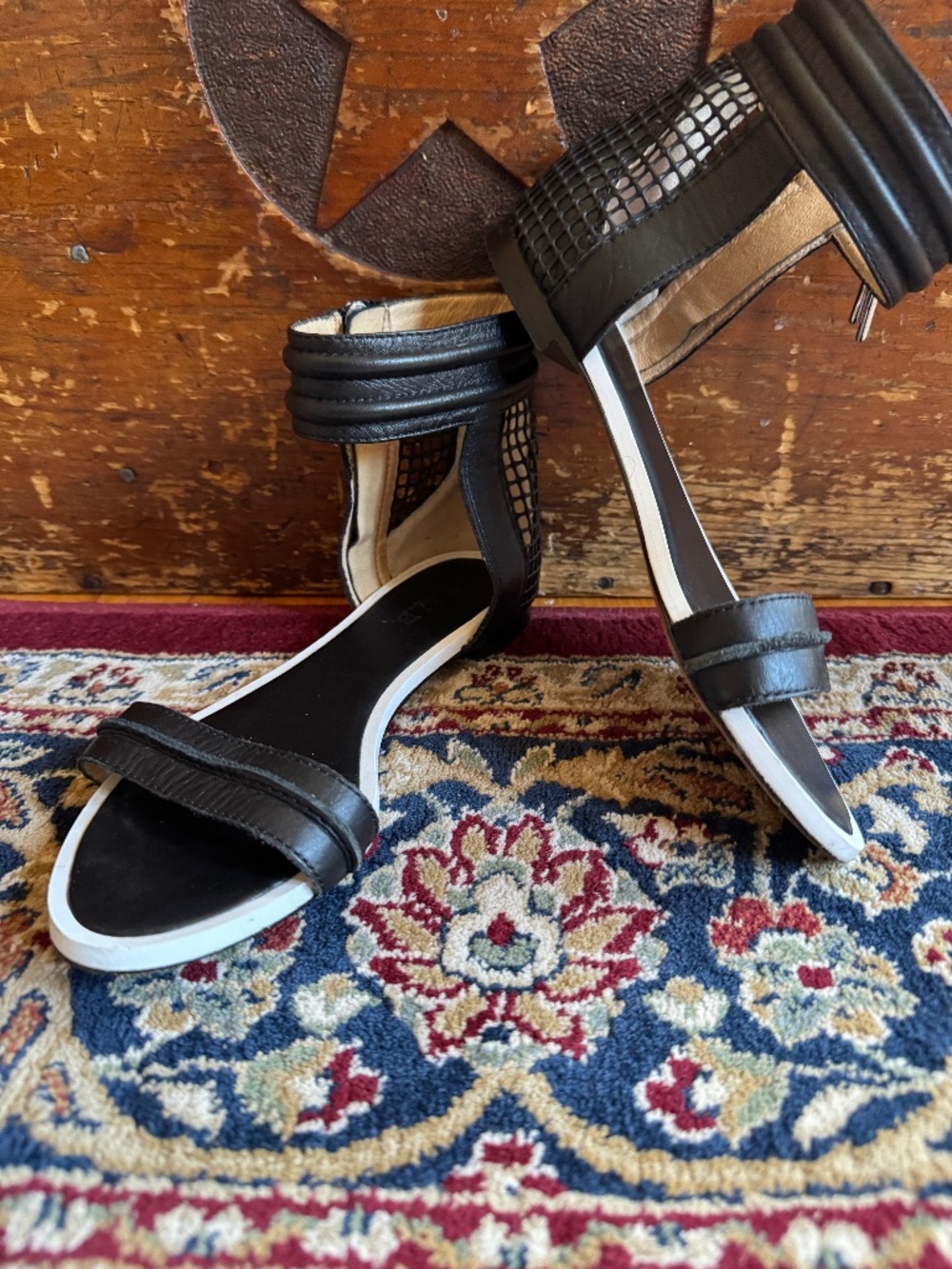 L.A.M.B. Black and White Leather Flats Sandals Sz 6.5 Gwen Stefani